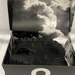 On cloud sneakers Womens 9 M